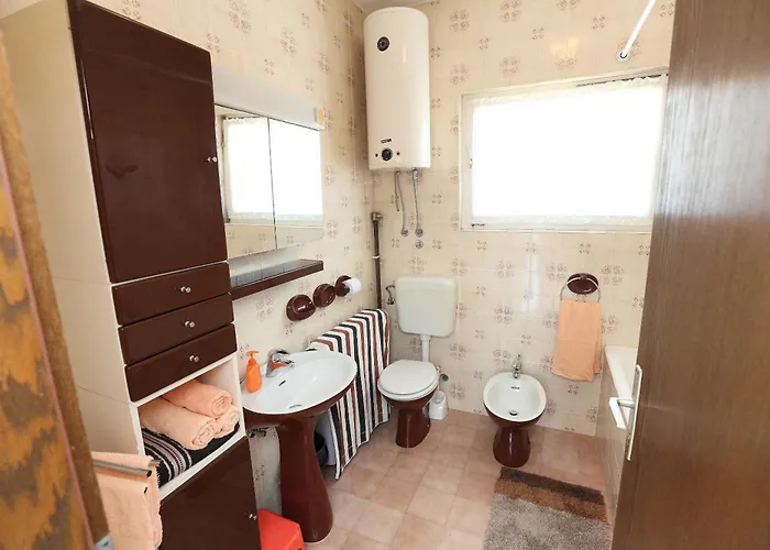 House Mrcela 200m From トロギール