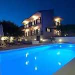 House Mrcela 200m From * Τρογκίρ