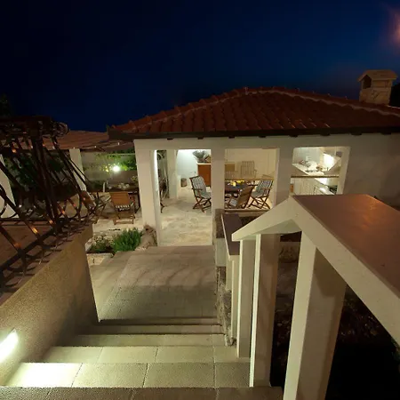 House Mrcela 200m From *
